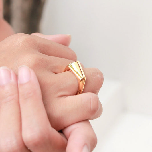 Minimalistischer Dreiecks-Statement-Ring - 18k vergoldet