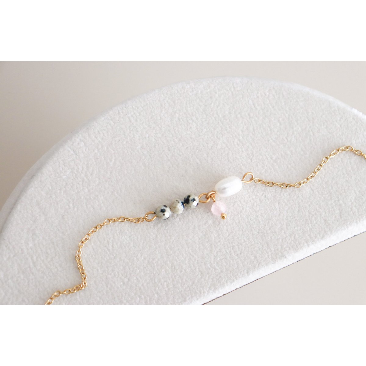 Armband aus Jaspis, Perlen und Rosenquarz – Gold