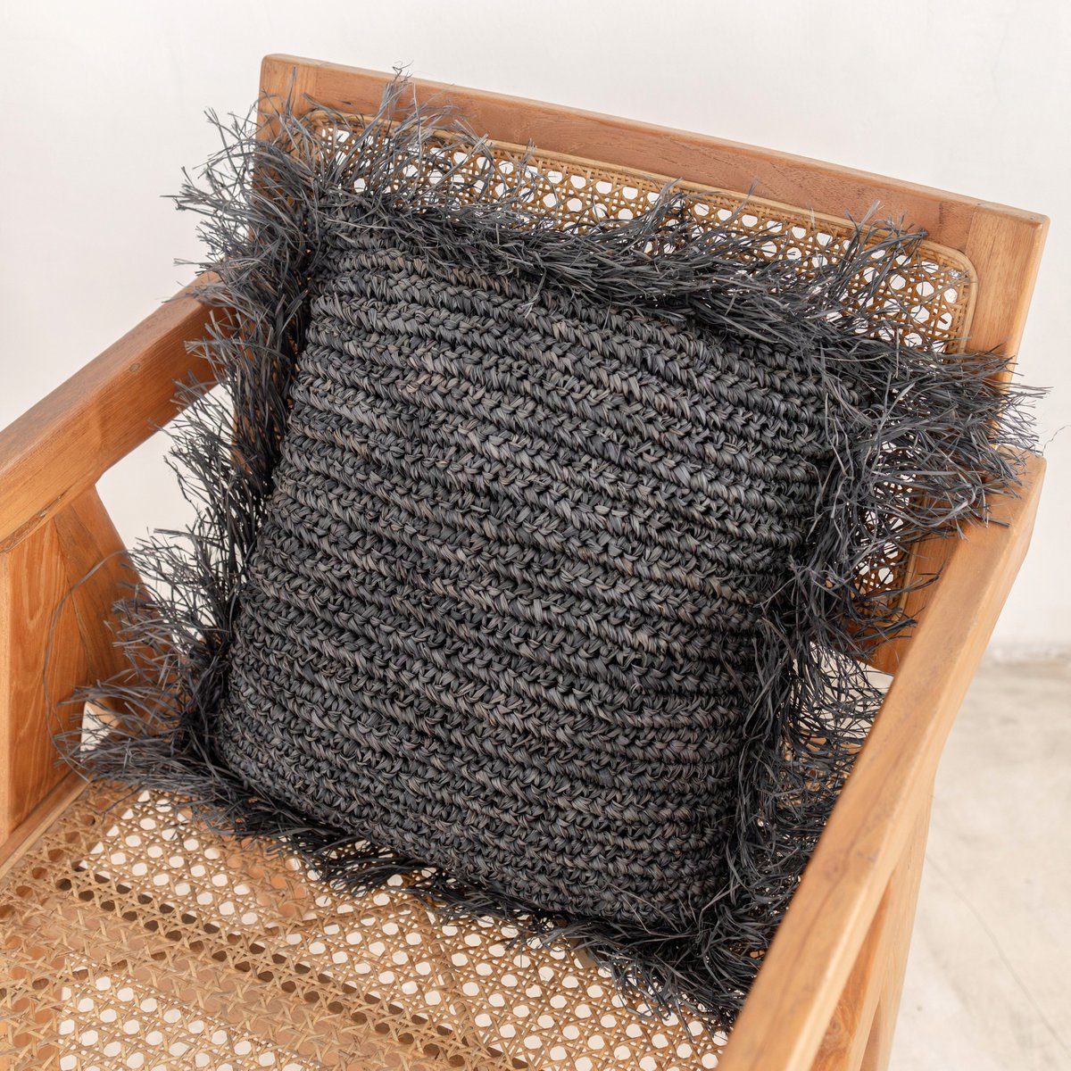 Schwarzes Raffia-Kissen mit Füllung, Fransen, GANDI aus Bast (2 Größen)