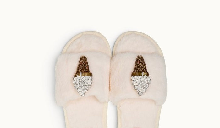 Slipper und Broschen