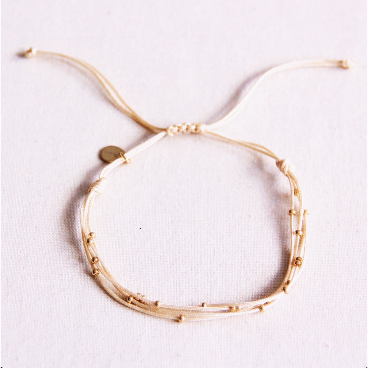 Vierfach -Satinarmband mit Perlen - Sand