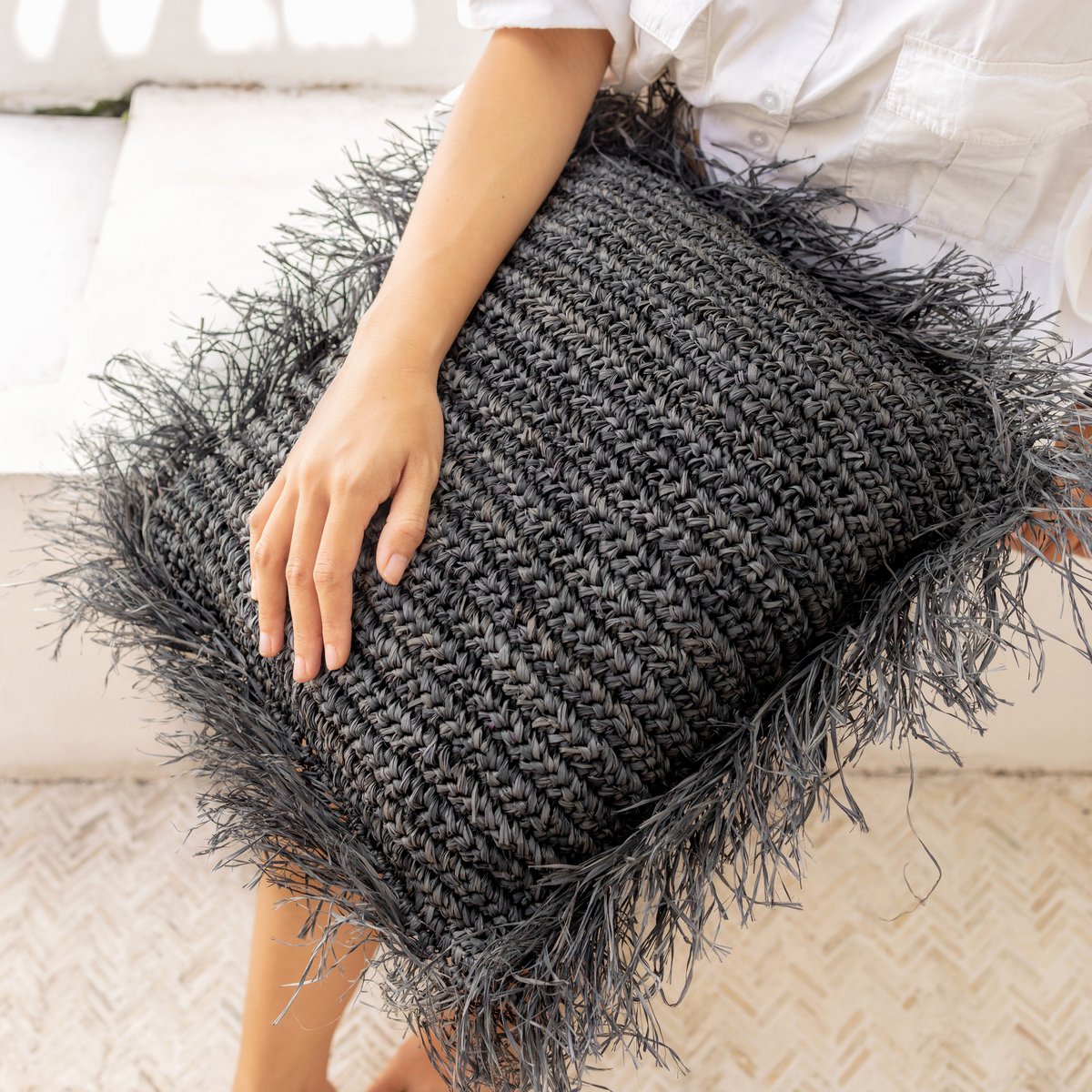 Schwarzes Raffia-Kissen mit Füllung, Fransen, GANDI aus Bast (2 Größen)