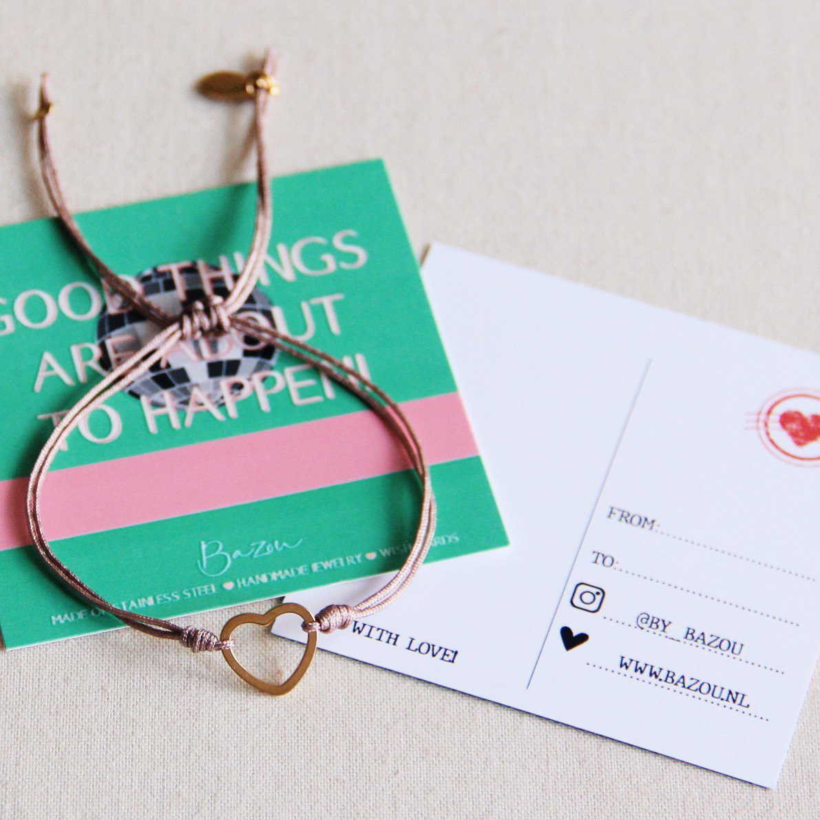Wishcard mit Satinarmband - GOOD THINGS ARE ABOUT TO HAPPEN