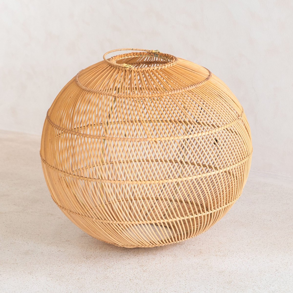 Runde Rattan -Lampenschatten - Boho -Anhänger hell moderne - handgefertigte Deckenlampe - sphärische natürliche Hanglampe (Ø 40/50 cm) Kencana