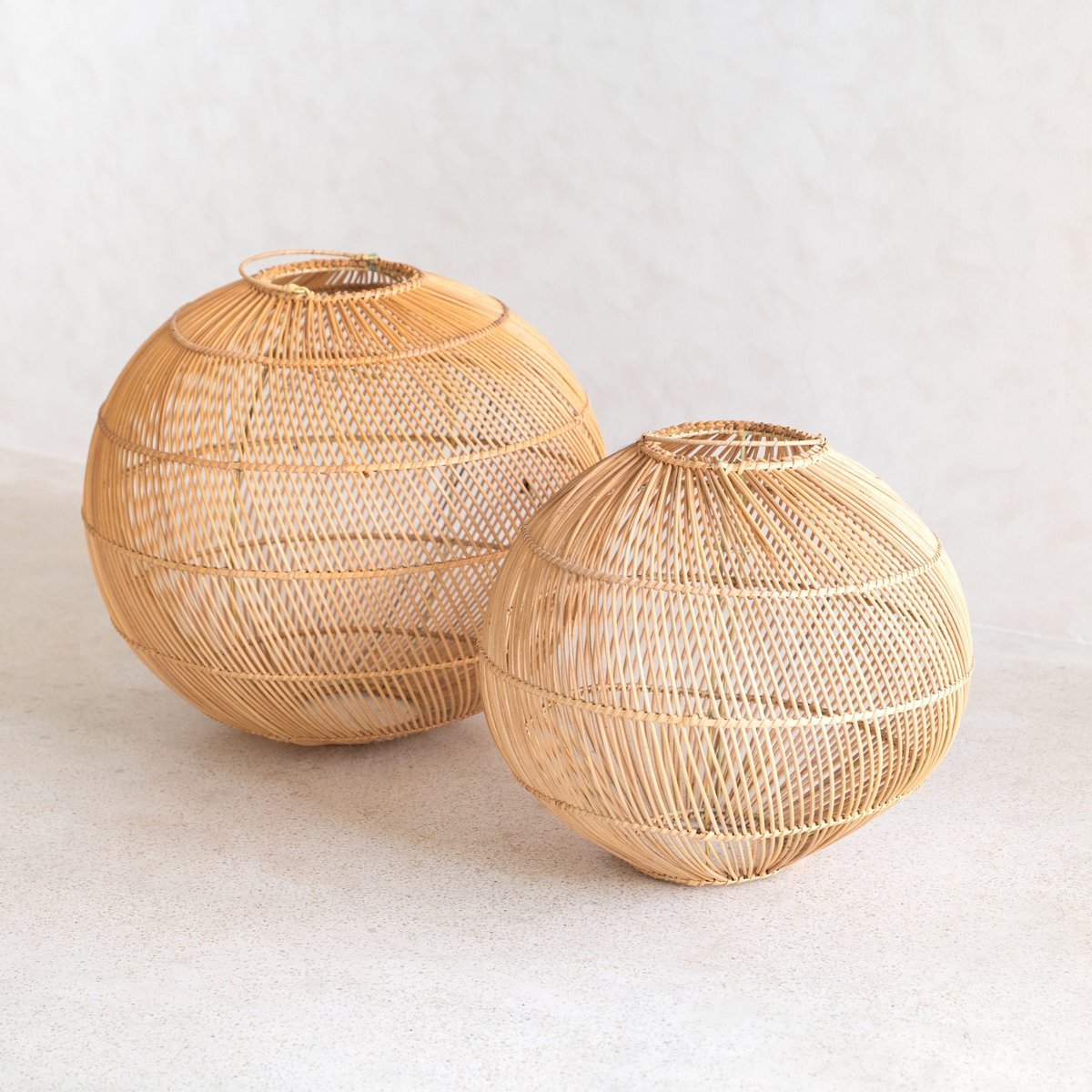 Runde Rattan -Lampenschatten - Boho -Anhänger hell moderne - handgefertigte Deckenlampe - sphärische natürliche Hanglampe (Ø 40/50 cm) Kencana