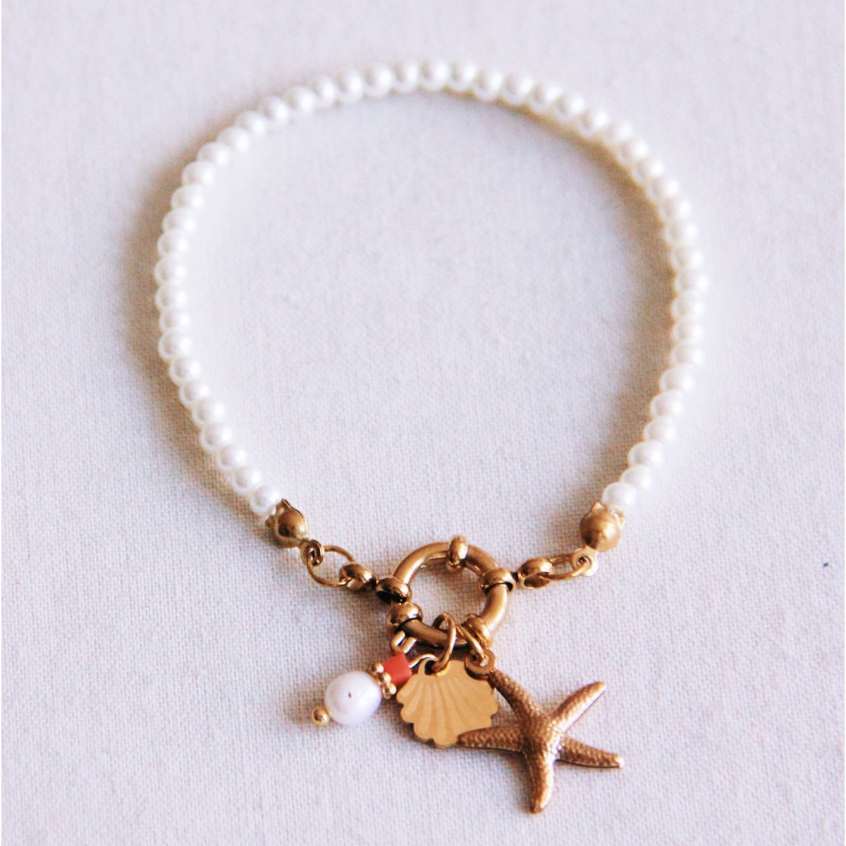 Perlenarmband mit Seestern, Muschel und Perle
