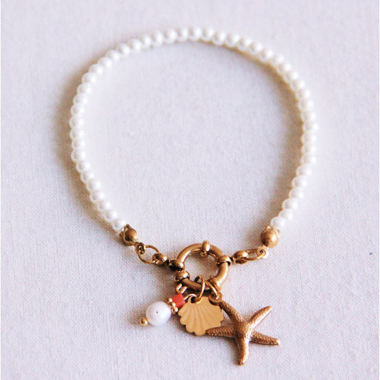 Perlenarmband mit Seestern, Muschel und Perle