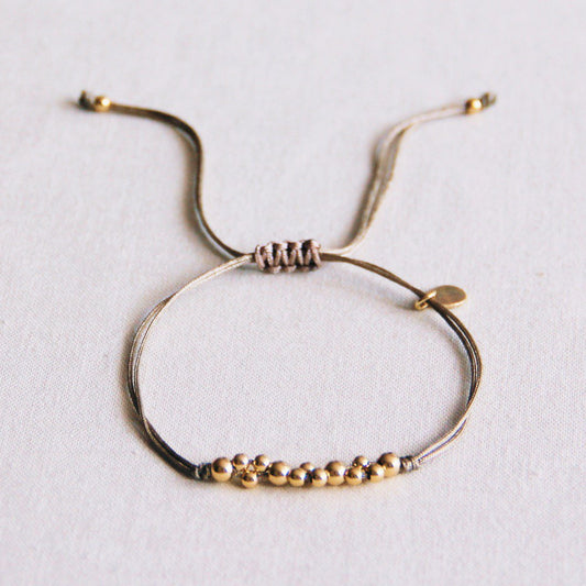Satinarmband mit Perlen - Taupe/Gold