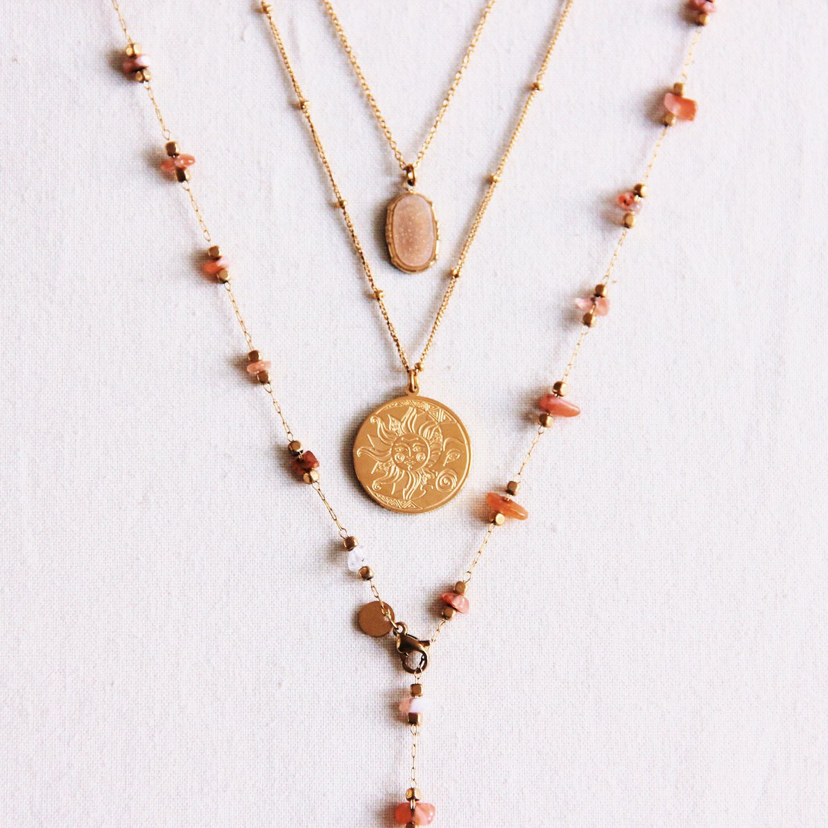 Halskette mit Kugeln und Mond-/Sonnenanhänger – Gold