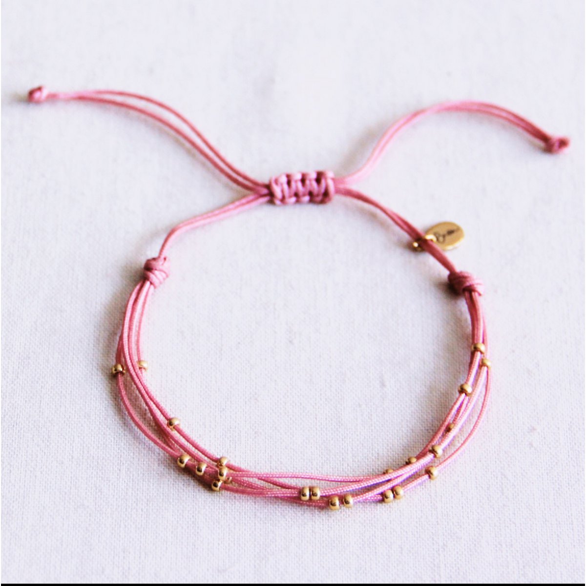 Vierfach-Satinarmband mit Perlen - Rosa