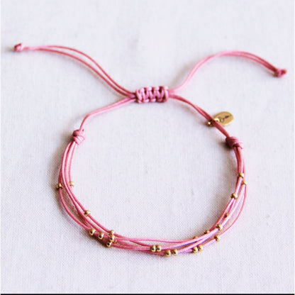 Vierfach-Satinarmband mit Perlen - Rosa