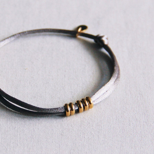 Satinarmband mit Ringen - Taupe/Gold