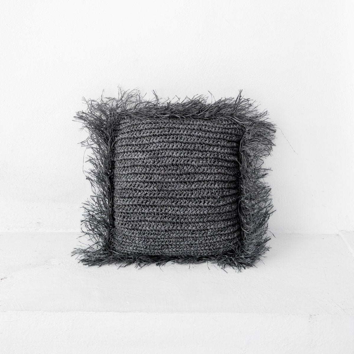 Schwarzes Raffia-Kissen mit Füllung, Fransen, GANDI aus Bast (2 Größen)