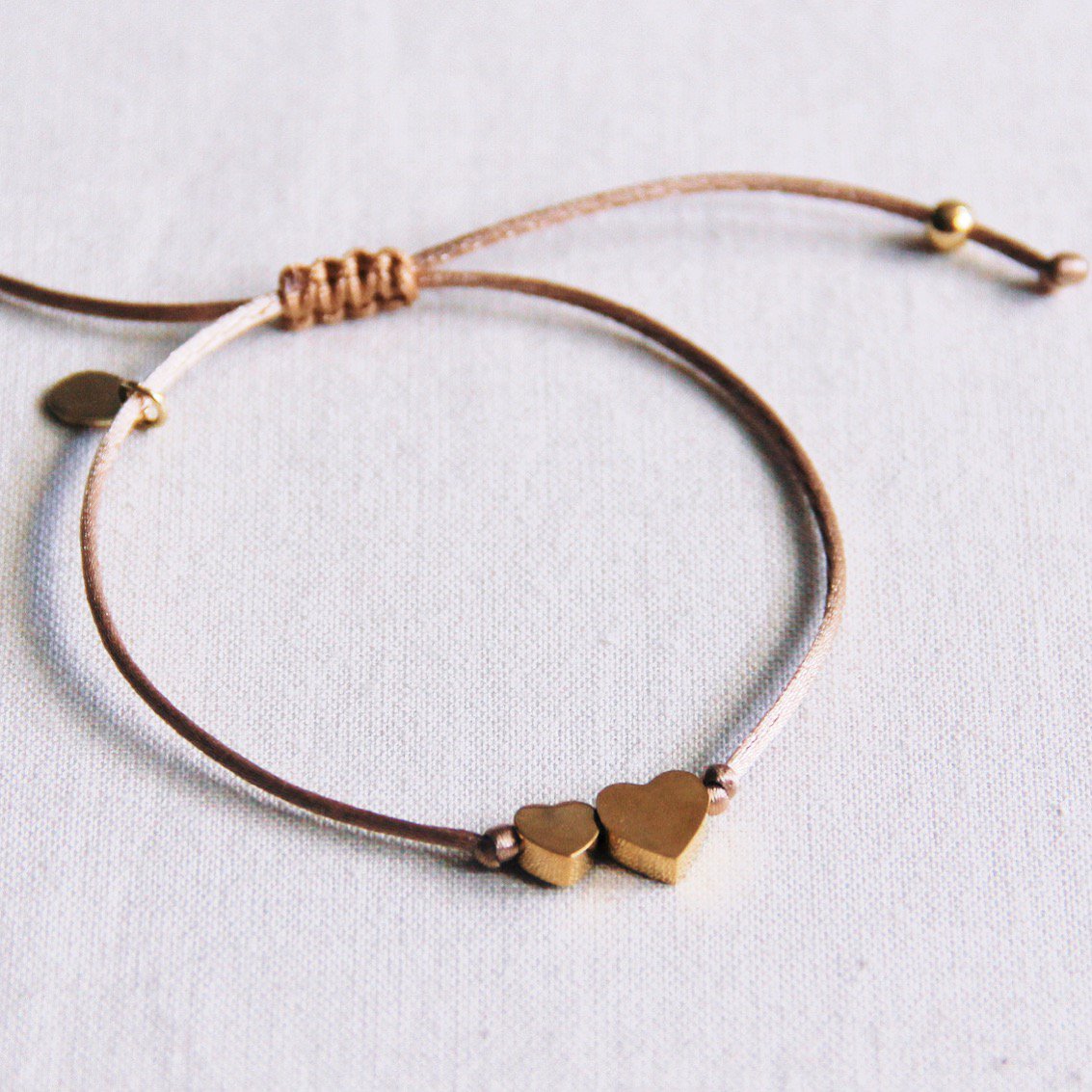 Satinarmband mit kleinem und großem Herz - Taupe/Gold