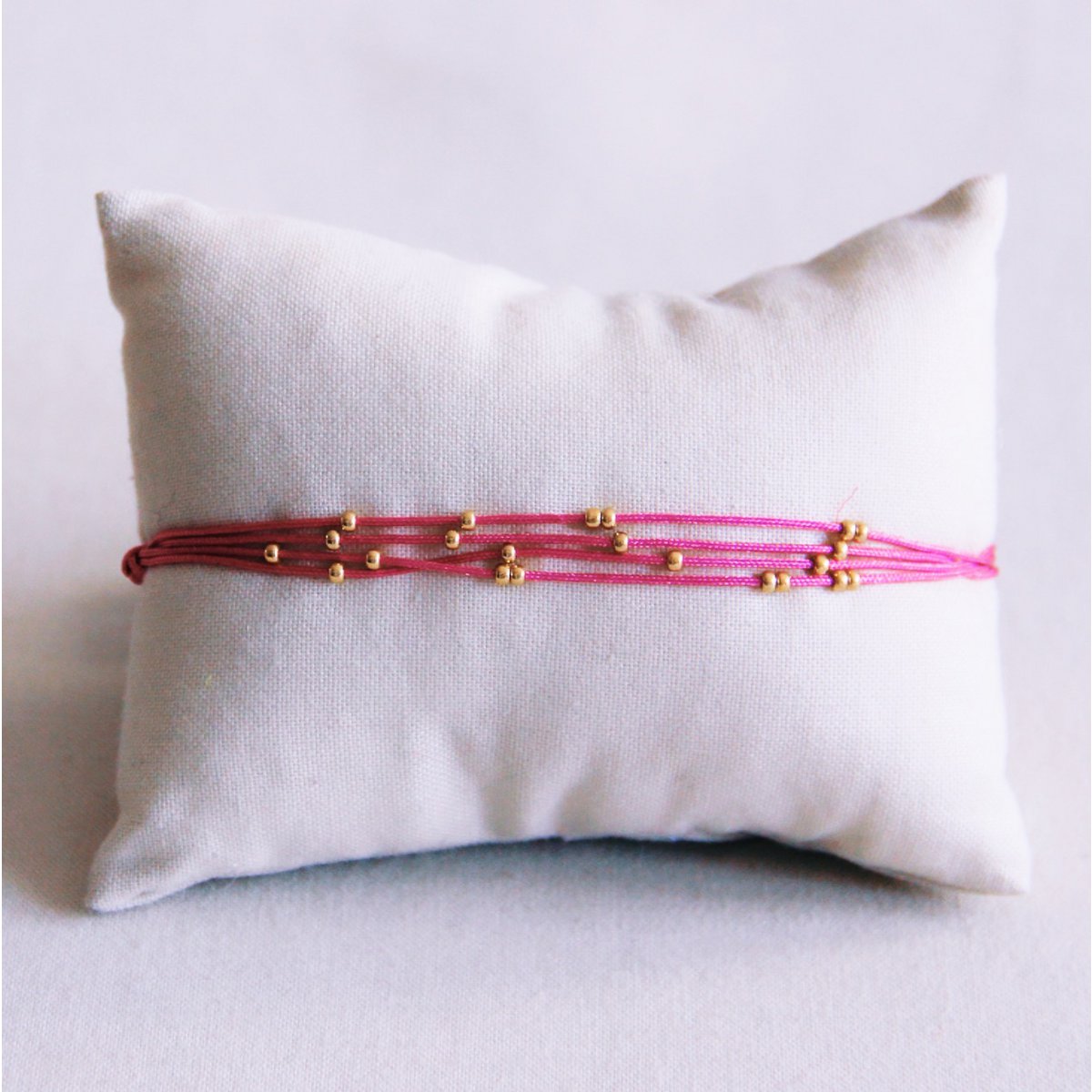 Vierfach-Satinarmband mit Perlen - Pink
