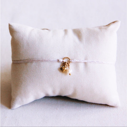 Satinarmband mit gepunkteter Ring, Perle und Herz