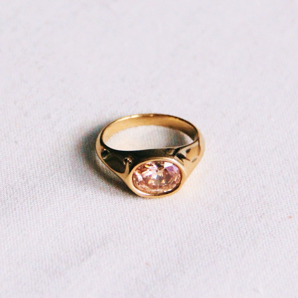 Ring mit ovalem Kristallstein