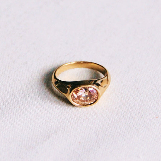 Ring mit ovalem Kristallstein