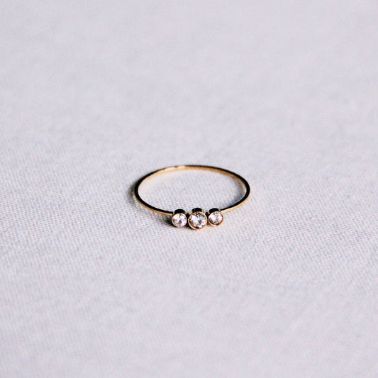 Minimalistischer Ring mit 3 Mini-Zirkonias