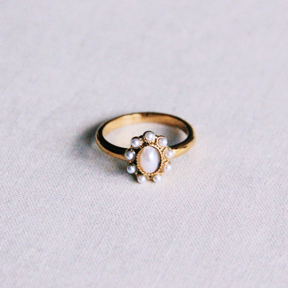 Vintage-Ring mit Perlensteinen
