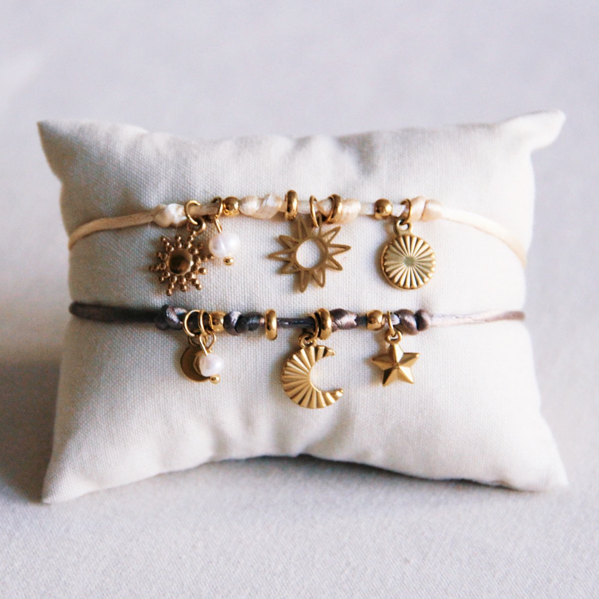 Satin-Charmearmband mit Sonne und Mini-Perle - Sand