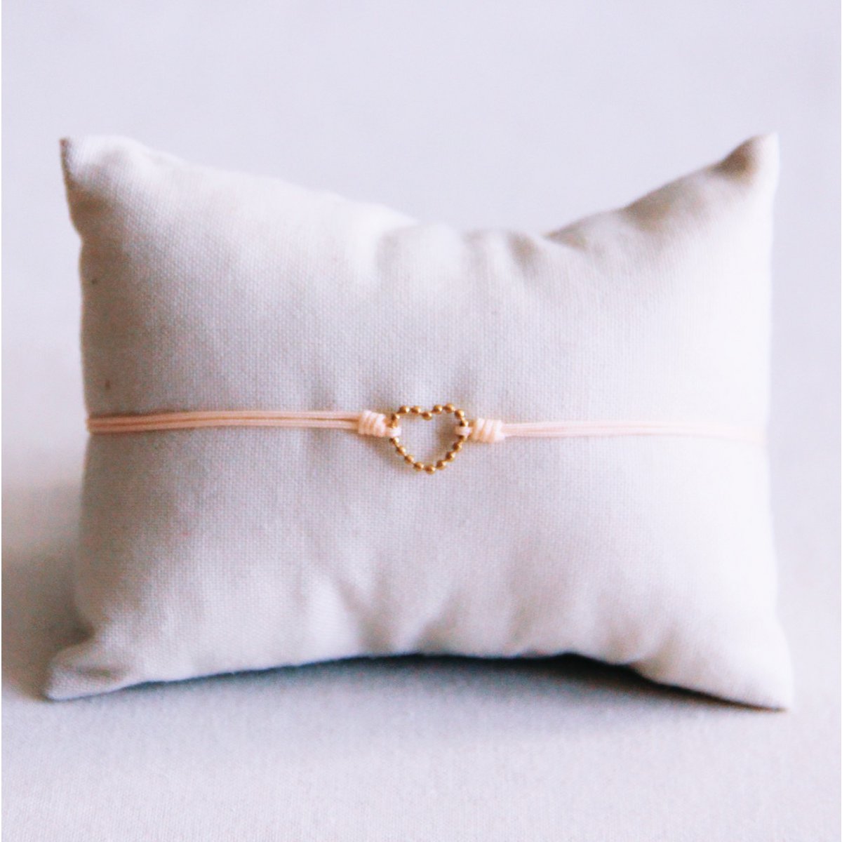 Satinarmband mit gepunktetem Herz