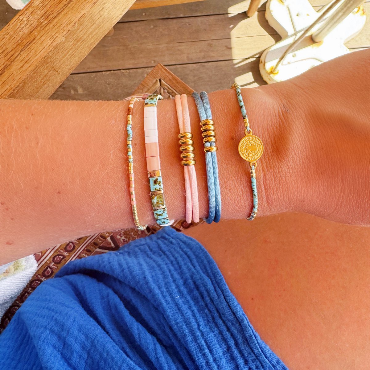 Satinarmband mit Ringen – Lachs/Gold